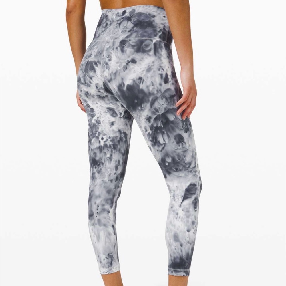 Lululemon gray and White Tie-Dye Wunder Under Leggings Size 2 cropped